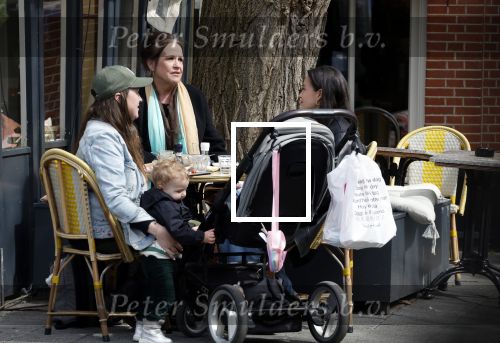 Amsterdam 23 april 2024
Xandra Brood met haar dochters Holly Brood en Lola Brood met zoontje op terras in Amsterdam zuid.
