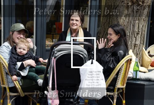 Amsterdam 23 april 2024
Xandra Brood met haar dochters Holly Brood en Lola Brood met zoontje op terras in Amsterdam zuid.