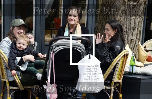 Amsterdam 23 april 2024
Xandra Brood met haar dochters Holly Brood en Lola Brood met zoontje op terras in Amsterdam zuid.