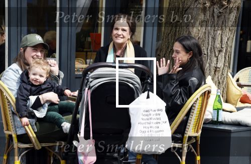 Amsterdam 23 april 2024
Xandra Brood met haar dochters Holly Brood en Lola Brood met zoontje op terras in Amsterdam zuid.