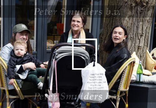 Amsterdam 23 april 2024
Xandra Brood met haar dochters Holly Brood en Lola Brood met zoontje op terras in Amsterdam zuid.
