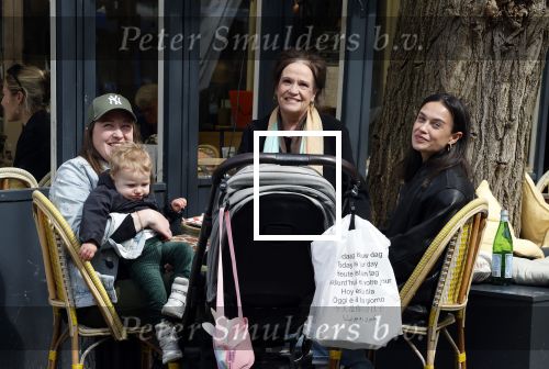 Amsterdam 23 april 2024
Xandra Brood met haar dochters Holly Brood en Lola Brood met zoontje op terras in Amsterdam zuid.