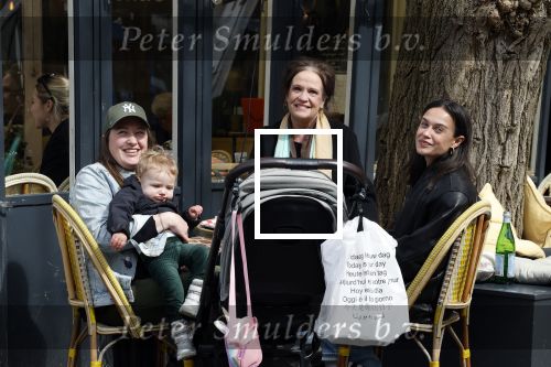 Amsterdam 23 april 2024
Xandra Brood met haar dochters Holly Brood en Lola Brood met zoontje op terras in Amsterdam zuid.