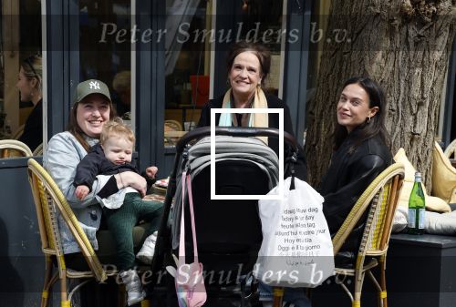 Amsterdam 23 april 2024
Xandra Brood met haar dochters Holly Brood en Lola Brood met zoontje op terras in Amsterdam zuid.