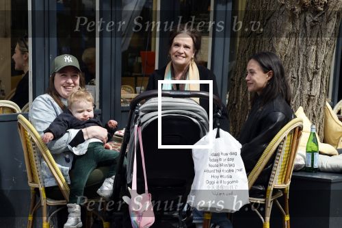 Amsterdam 23 april 2024
Xandra Brood met haar dochters Holly Brood en Lola Brood met zoontje op terras in Amsterdam zuid.