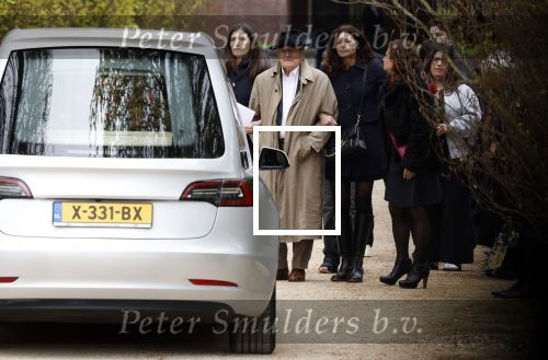 Amsterdam 18 april 2026
Crematie Sonja Barend op begraafplaats Zorgvlied . Haar man Abel Cahen met zijn dochters