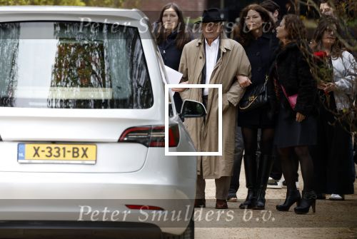 Amsterdam 18 april 2026
Crematie Sonja Barend op begraafplaats Zorgvlied . Haar man Abel Cahen met zijn dochters