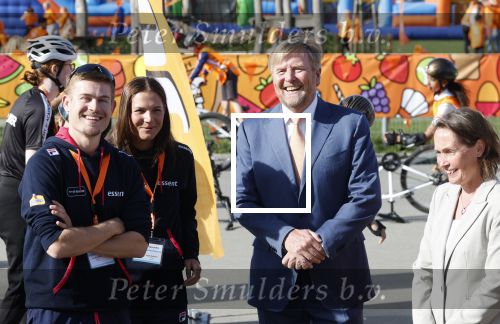 Zeewolde 17 april 2026
Koning Willem Alexander bezoekt de koningsspelen in Zeewolde . Britt Dekker presenteert het . Angel Daleman Joep Wennemars en Koning Willem Alexander
