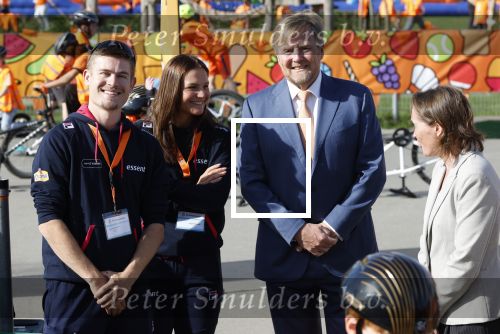 Zeewolde 17 april 2026
Koning Willem Alexander bezoekt de koningsspelen in Zeewolde . Britt Dekker presenteert het . Angel Daleman Joep Wennemars en Koning Willem Alexander