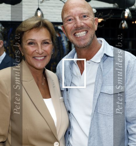 Zwolle 13 april 2026
Boekpresentatie een ode aan Jonnie Boer bij de Librije . Therese Boer en hun kinderen Jimmie Boer en Isabelle Boer waren natuurlijk aanwezig . Astrid Joosten met haar man Robbert Wigger