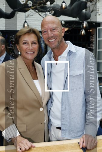 Zwolle 13 april 2026
Boekpresentatie een ode aan Jonnie Boer bij de Librije . Therese Boer en hun kinderen Jimmie Boer en Isabelle Boer waren natuurlijk aanwezig . Astrid Joosten met haar man Robbert Wigger