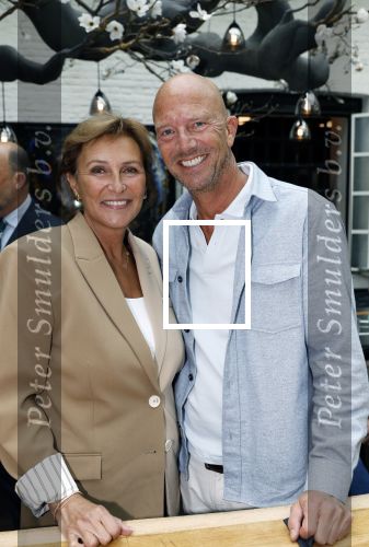 Zwolle 13 april 2026
Boekpresentatie een ode aan Jonnie Boer bij de Librije . Therese Boer en hun kinderen Jimmie Boer en Isabelle Boer waren natuurlijk aanwezig . Astrid Joosten met haar man Robbert Wigger