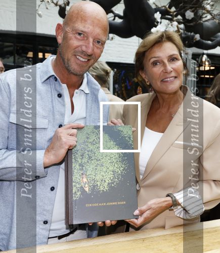 Zwolle 13 april 2026
Boekpresentatie een ode aan Jonnie Boer bij de Librije . Therese Boer en hun kinderen Jimmie Boer en Isabelle Boer waren natuurlijk aanwezig . Astrid Joosten met haar man Robbert Wigger