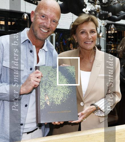 Zwolle 13 april 2026
Boekpresentatie een ode aan Jonnie Boer bij de Librije . Therese Boer en hun kinderen Jimmie Boer en Isabelle Boer waren natuurlijk aanwezig . Astrid Joosten met haar man Robbert Wigger