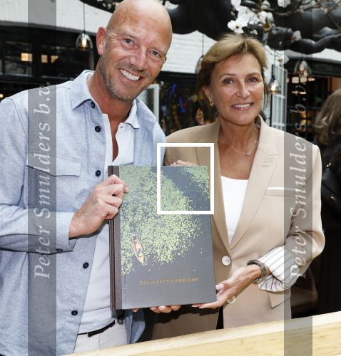 Zwolle 13 april 2026
Boekpresentatie een ode aan Jonnie Boer bij de Librije . Therese Boer en hun kinderen Jimmie Boer en Isabelle Boer waren natuurlijk aanwezig . Astrid Joosten met haar man Robbert Wigger