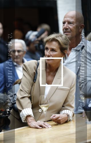Zwolle 13 april 2026
Boekpresentatie een ode aan Jonnie Boer bij de Librije . Therese Boer en hun kinderen Jimmie Boer en Isabelle Boer waren natuurlijk aanwezig . Astrid Joosten met haar man Robbert Wigger