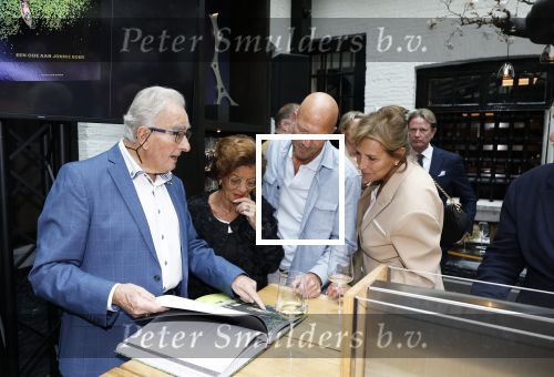 Zwolle 13 april 2026
Boekpresentatie een ode aan Jonnie Boer bij de Librije . Therese Boer en hun kinderen Jimmie Boer en Isabelle Boer waren natuurlijk aanwezig . Astrid Joosten met haar man Robbert Wigger en de ouders van Therese Boer