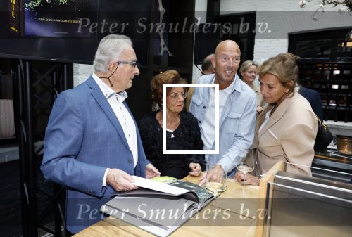 Zwolle 13 april 2026
Boekpresentatie een ode aan Jonnie Boer bij de Librije . Therese Boer en hun kinderen Jimmie Boer en Isabelle Boer waren natuurlijk aanwezig . Astrid Joosten met haar man Robbert Wigger en de ouders van Therese Boer