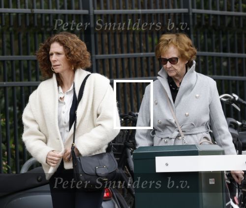 Amsterdam 18 april 2026
Crematie Sonja Barend op begraafplaats Zorgvlied . Barbara Barend met moeder