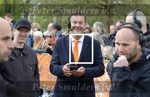 Dokkum 27 april 2026
Koningsdag is dit jaar in Dokkum . Namens de koninklijke familie zijn aanwezig : Koning Willem Alexander Koningin Maxima Prinses Amalia Prinses Alexia Prinses Ariane Prins Constantijn Prinses Laurentien Prins Maurits Prinses Marilene Prins Bernhard Prins Floris Prinses Aimee Prins Pieter Christiaan en Prinses Anita . Bertus Holkema
