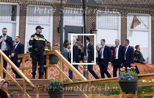 Dokkum 27 april 2026
Koningsdag is dit jaar in Dokkum . Namens de koninklijke familie zijn aanwezig : Koning Willem Alexander Koningin Maxima Prinses Amalia Prinses Alexia Prinses Ariane Prins Constantijn Prinses Laurentien Prins Maurits Prinses Marilene Prins Bernhard Prins Floris Prinses Aimee Prins Pieter Christiaan en Prinses Anita . Beveiliging