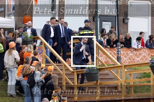 Dokkum 27 april 2026
Koningsdag is dit jaar in Dokkum . Namens de koninklijke familie zijn aanwezig : Koning Willem Alexander Koningin Maxima Prinses Amalia Prinses Alexia Prinses Ariane Prins Constantijn Prinses Laurentien Prins Maurits Prinses Marilene Prins Bernhard Prins Floris Prinses Aimee Prins Pieter Christiaan en Prinses Anita . Beveiliging