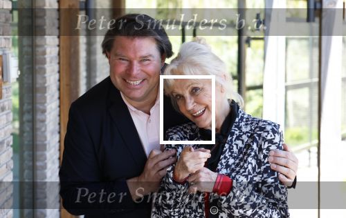 Laren 23 april 2026
Boekpresentatie Tineke de Nooij in het Rosa Spierhuys. Jan Slagter reikt het eerste exemplaar uit. Conny Vink met Bart Peters