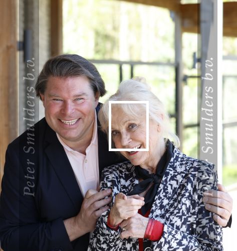 Laren 23 april 2026
Boekpresentatie Tineke de Nooij in het Rosa Spierhuys. Jan Slagter reikt het eerste exemplaar uit. Conny Vink met Bart Peters