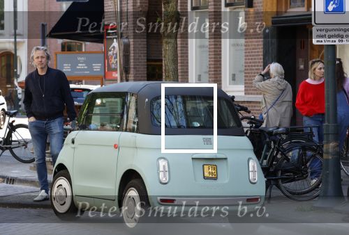 Amsterdam 25 april 2026
Daan Schuurmans en zijn vrouw Bracha v Doesburgh wonen weer in Amstewrdam zuid . Ze vervoeren zich in een fiat stadsauto.