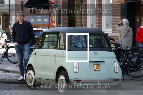 Amsterdam 25 april 2026
Daan Schuurmans en zijn vrouw Bracha v Doesburgh wonen weer in Amstewrdam zuid . Ze vervoeren zich in een fiat stadsauto.