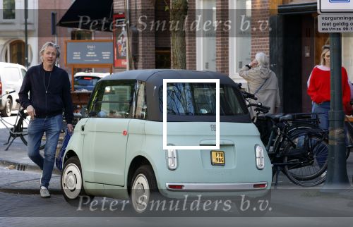 Amsterdam 25 april 2026
Daan Schuurmans en zijn vrouw Bracha v Doesburgh wonen weer in Amstewrdam zuid . Ze vervoeren zich in een fiat stadsauto.