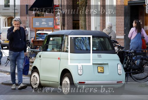 Amsterdam 25 april 2026
Daan Schuurmans en zijn vrouw Bracha v Doesburgh wonen weer in Amstewrdam zuid . Ze vervoeren zich in een fiat stadsauto.