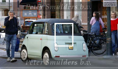 Amsterdam 25 april 2026
Daan Schuurmans en zijn vrouw Bracha v Doesburgh wonen weer in Amstewrdam zuid . Ze vervoeren zich in een fiat stadsauto.