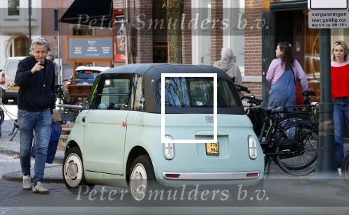 Amsterdam 25 april 2026
Daan Schuurmans en zijn vrouw Bracha v Doesburgh wonen weer in Amstewrdam zuid . Ze vervoeren zich in een fiat stadsauto.