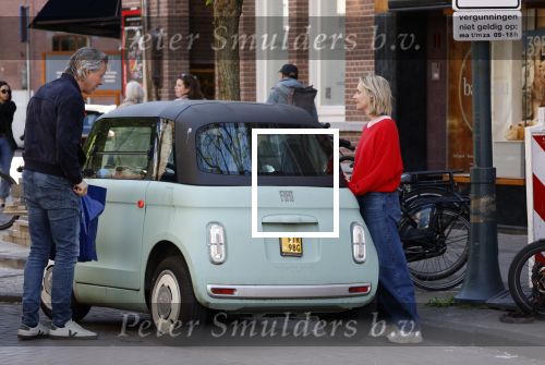 Amsterdam 25 april 2026
Daan Schuurmans en zijn vrouw Bracha v Doesburgh wonen weer in Amstewrdam zuid . Ze vervoeren zich in een fiat stadsauto.