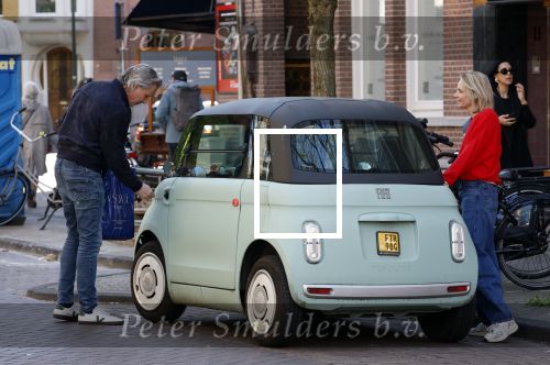 Amsterdam 25 april 2026
Daan Schuurmans en zijn vrouw Bracha v Doesburgh wonen weer in Amstewrdam zuid . Ze vervoeren zich in een fiat stadsauto.