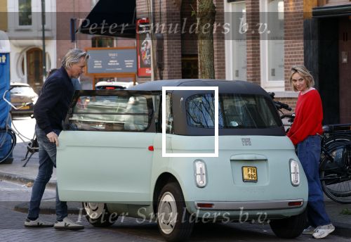 Amsterdam 25 april 2026
Daan Schuurmans en zijn vrouw Bracha v Doesburgh wonen weer in Amstewrdam zuid . Ze vervoeren zich in een fiat stadsauto.