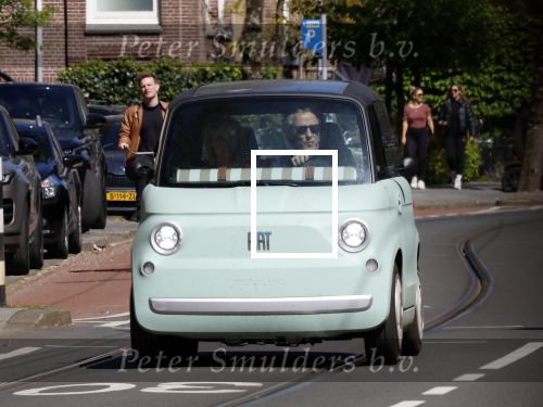Amsterdam 25 april 2026
Daan Schuurmans en zijn vrouw Bracha v Doesburgh wonen weer in Amstewrdam zuid . Ze vervoeren zich in een fiat stadsauto.
