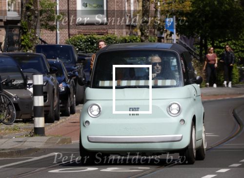 Amsterdam 25 april 2026
Daan Schuurmans en zijn vrouw Bracha v Doesburgh wonen weer in Amstewrdam zuid . Ze vervoeren zich in een fiat stadsauto.