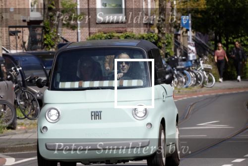 Amsterdam 25 april 2026
Daan Schuurmans en zijn vrouw Bracha v Doesburgh wonen weer in Amstewrdam zuid . Ze vervoeren zich in een fiat stadsauto.