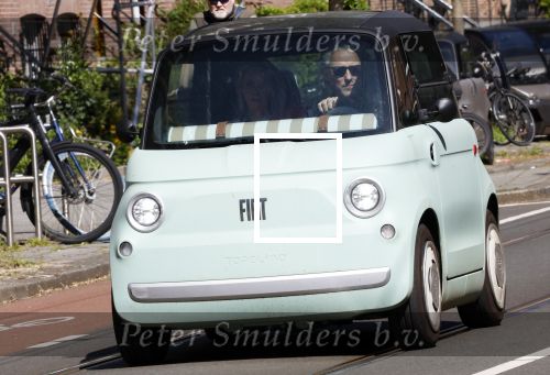 Amsterdam 25 april 2026
Daan Schuurmans en zijn vrouw Bracha v Doesburgh wonen weer in Amstewrdam zuid . Ze vervoeren zich in een fiat stadsauto.