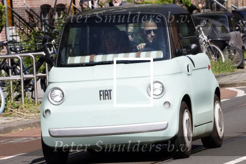 Amsterdam 25 april 2026
Daan Schuurmans en zijn vrouw Bracha v Doesburgh wonen weer in Amstewrdam zuid . Ze vervoeren zich in een fiat stadsauto.