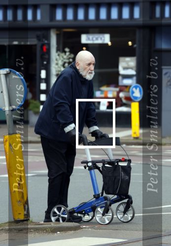 Amsterdam 28 maart 2026
Hugo Metsers met rollator op straat in Amsterdam zuid.
