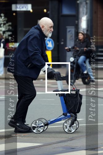 Amsterdam 28 maart 2026
Hugo Metsers met rollator op straat in Amsterdam zuid.