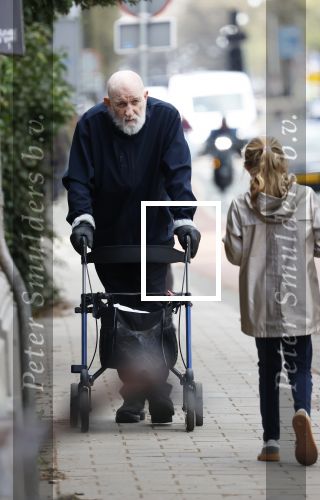 Amsterdam 28 maart 2026
Hugo Metsers met rollator op straat in Amsterdam zuid.