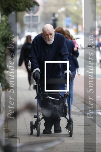 Amsterdam 28 maart 2026
Hugo Metsers met rollator op straat in Amsterdam zuid.