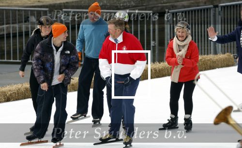 Dokkum 27 april 2026
Koningsdag is dit jaar in Dokkum . Namens de koninklijke familie zijn aanwezig : Koning Willem Alexander Koningin Maxima Prinses Amalia Prinses Alexia Prinses Ariane Prins Constantijn Prinses Laurentien Prins Maurits Prinses Marilene Prins Bernhard Prins Floris Prinses Aimee Prins Pieter Christiaan en Prinses Anita . Jens v t Wout