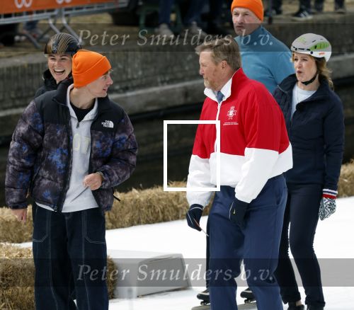Dokkum 27 april 2026
Koningsdag is dit jaar in Dokkum . Namens de koninklijke familie zijn aanwezig : Koning Willem Alexander Koningin Maxima Prinses Amalia Prinses Alexia Prinses Ariane Prins Constantijn Prinses Laurentien Prins Maurits Prinses Marilene Prins Bernhard Prins Floris Prinses Aimee Prins Pieter Christiaan en Prinses Anita . Jens v t Wout