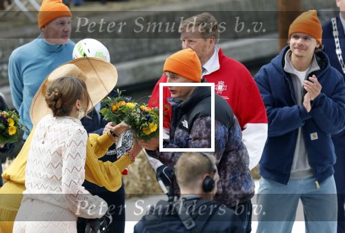 Dokkum 27 april 2026
Koningsdag is dit jaar in Dokkum . Namens de koninklijke familie zijn aanwezig : Koning Willem Alexander Koningin Maxima Prinses Amalia Prinses Alexia Prinses Ariane Prins Constantijn Prinses Laurentien Prins Maurits Prinses Marilene Prins Bernhard Prins Floris Prinses Aimee Prins Pieter Christiaan en Prinses Anita . Jens v t Wout