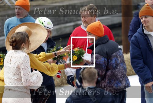 Dokkum 27 april 2026
Koningsdag is dit jaar in Dokkum . Namens de koninklijke familie zijn aanwezig : Koning Willem Alexander Koningin Maxima Prinses Amalia Prinses Alexia Prinses Ariane Prins Constantijn Prinses Laurentien Prins Maurits Prinses Marilene Prins Bernhard Prins Floris Prinses Aimee Prins Pieter Christiaan en Prinses Anita . Jens v t Wout